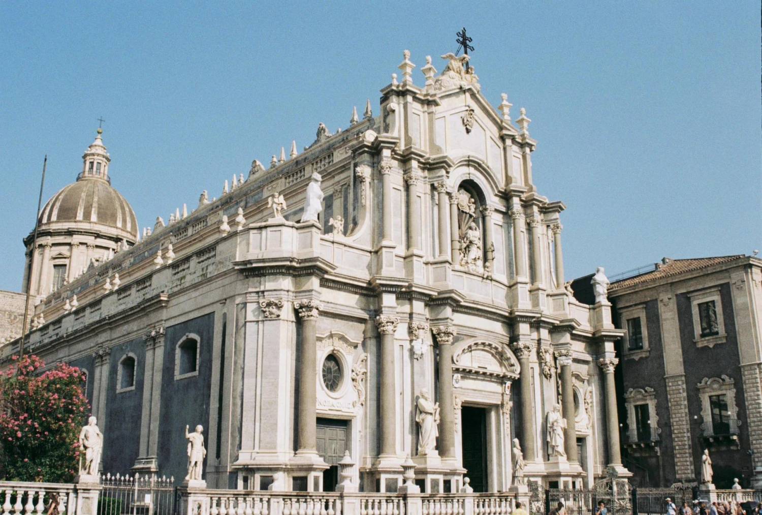 Minolta Dynax 303si AutomatIc SLR 35mm Film Camera With Auto Zoom Lens 11 Minolta Dynax 303si AutomatIc SLR 35mm Film Camera With Auto Zoom Lens - Image 9