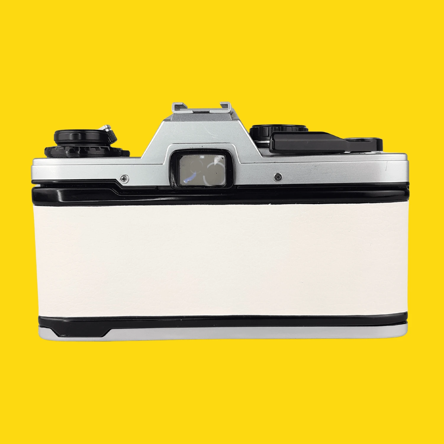 Olympus OM10 White Leather Vintage 35mm Film Camera W/ F/1.8 50mm Lens 6 Olympus OM10 White Leather Vintage 35mm Film Camera W/ F/1.8 50mm Lens - Image 4