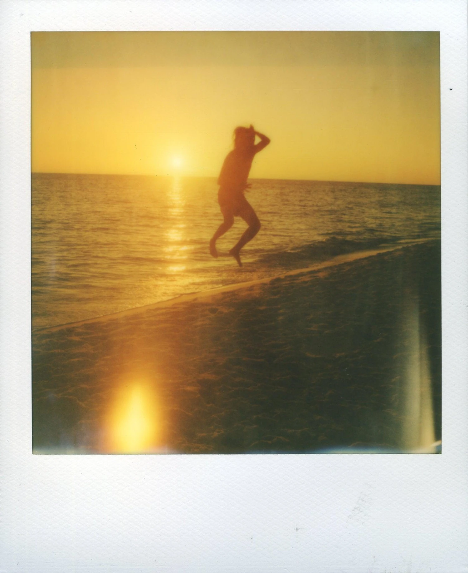 Polaroid Autofocus 660 Instant Film Camera 12 Polaroid Autofocus 660 Instant Film Camera - Image 10